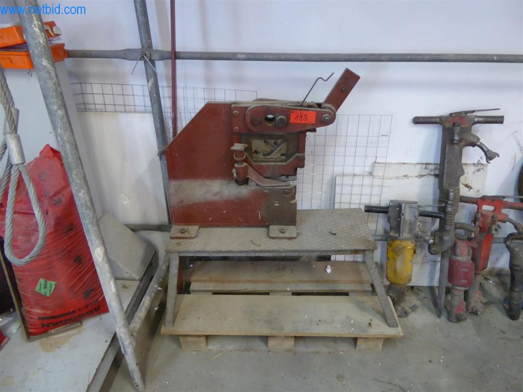 Máquinas en buen estado del sector del diseño de interiores y la construcción-3