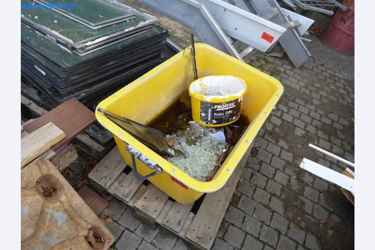 Dobro vzdrževani stroji iz sektorja notranjega oblikovanja in gradbeništva-1