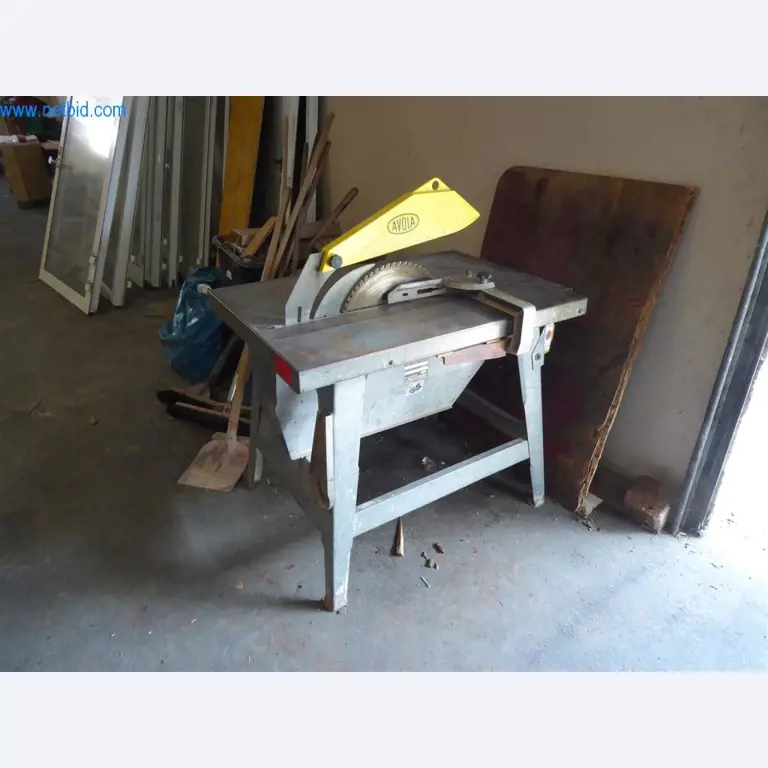 Dobro vzdrževani stroji iz sektorja notranjega oblikovanja in gradbeništva-1