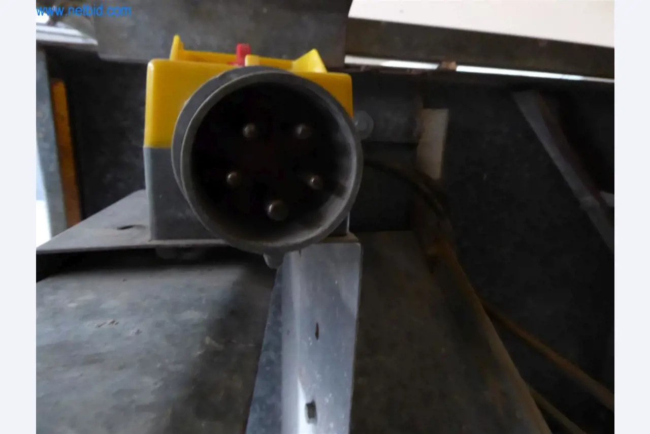 Dobro vzdrževani stroji iz sektorja notranjega oblikovanja in gradbeništva-4