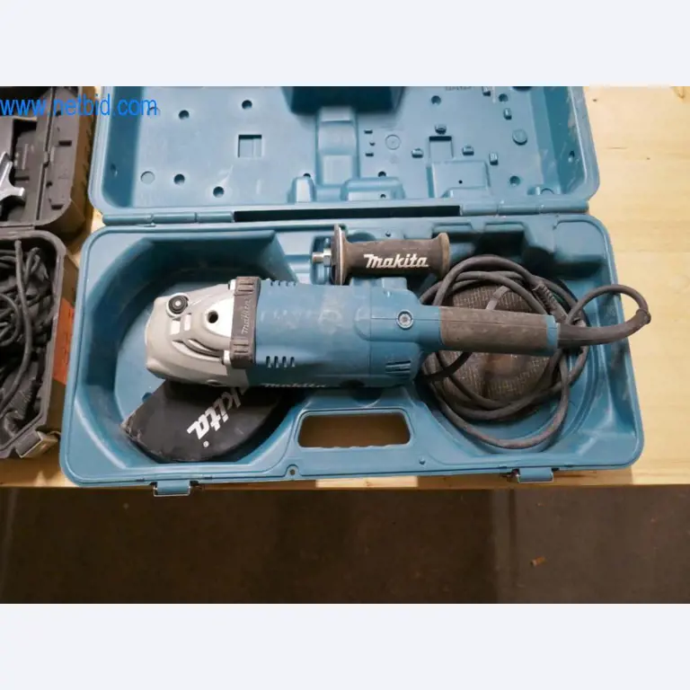 Dobro vzdrževani stroji iz sektorja notranjega oblikovanja in gradbeništva-1