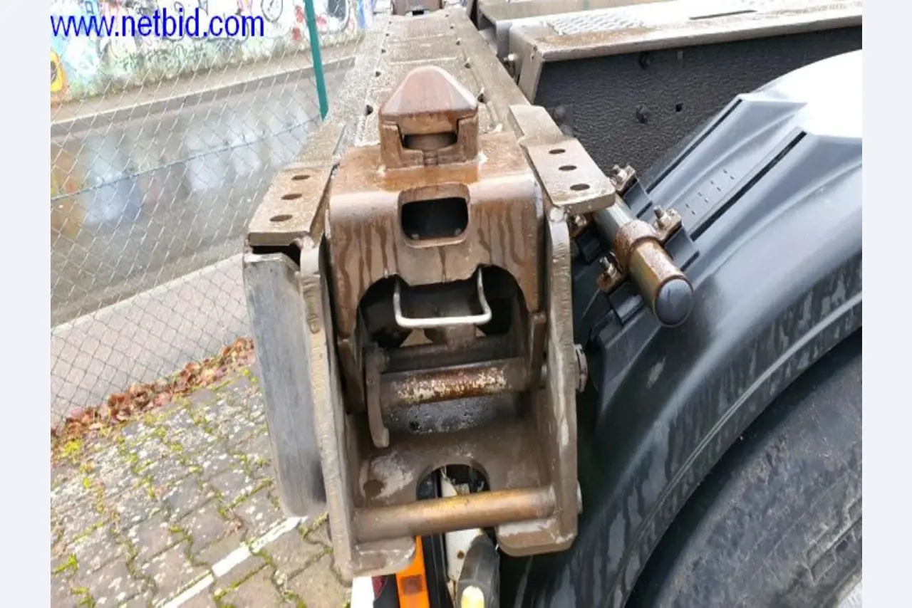 Semirremolques, cabezas tractoras, carretillas elevadoras, cajas móviles-17