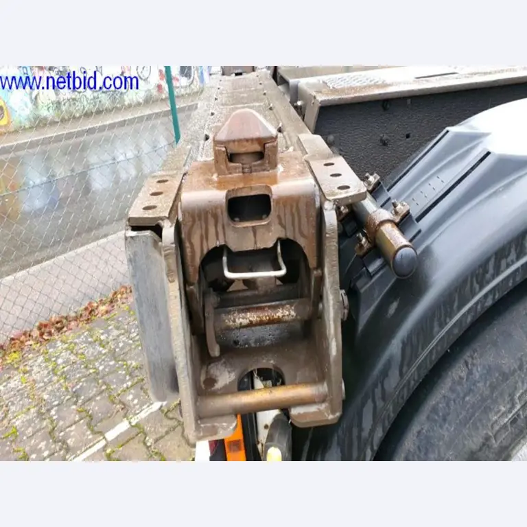 Semirremolques, cabezas tractoras, carretillas elevadoras, cajas móviles-17