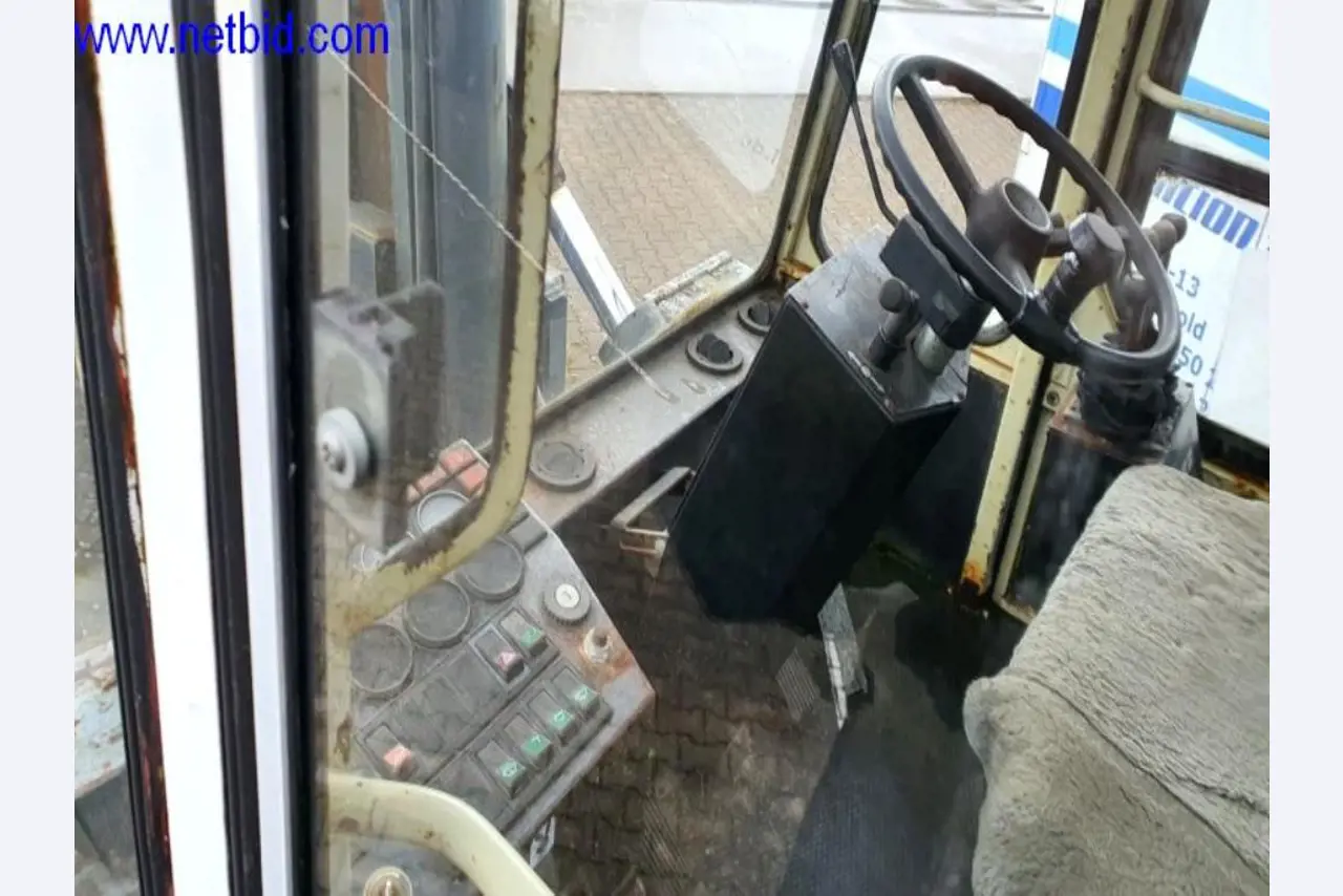 Semi-trailers, tractor units, forklifts, swap bodies-5