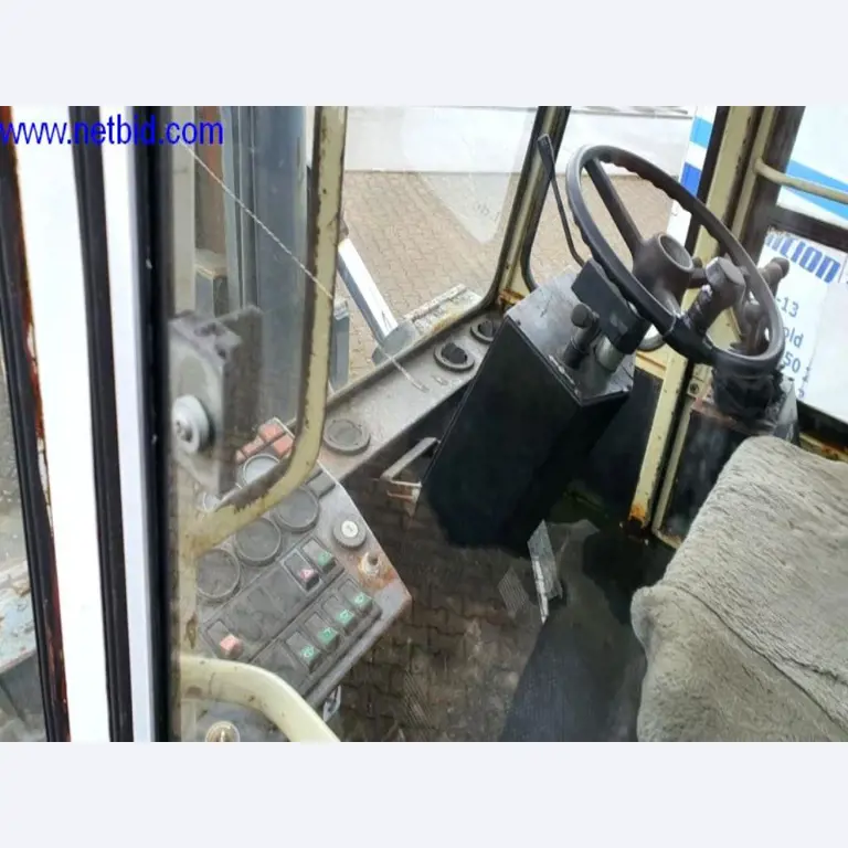 Semi-trailers, tractor units, forklifts, swap bodies-5