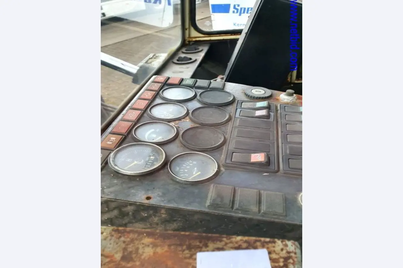 Semi-trailers, tractor units, forklifts, swap bodies-6
