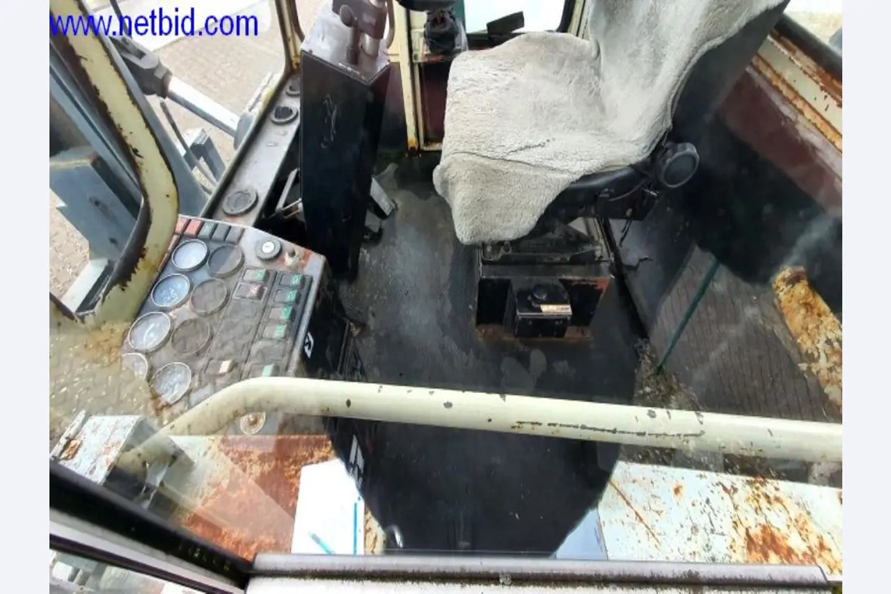 Semi-trailers, tractor units, forklifts, swap bodies-9