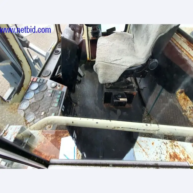 Semi-trailers, tractor units, forklifts, swap bodies-9