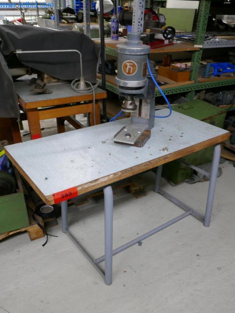 Stroje na zpracování kůže a textilu-1