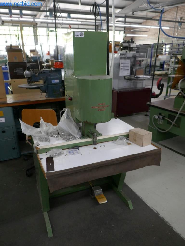 Stroje na zpracování kůže a textilu-1