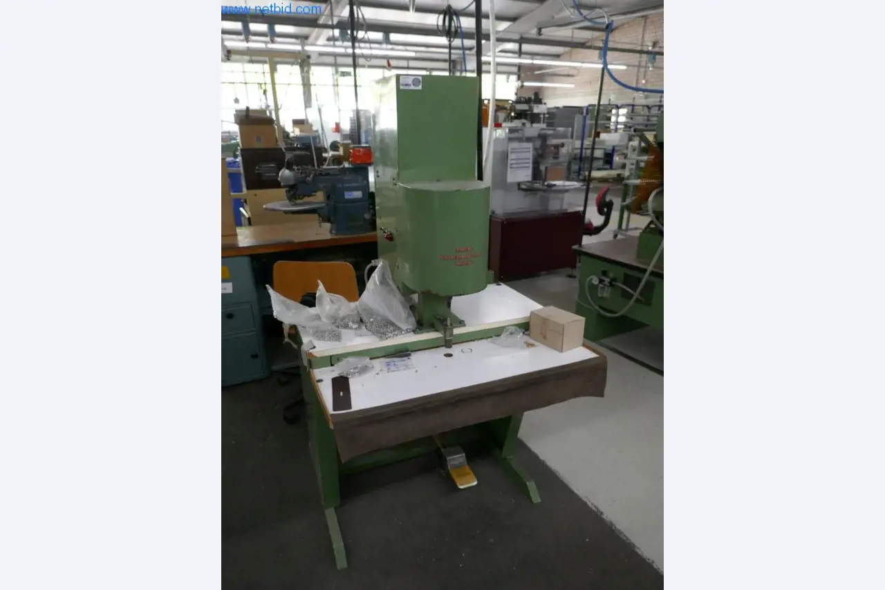 Stroje na zpracování kůže a textilu-1