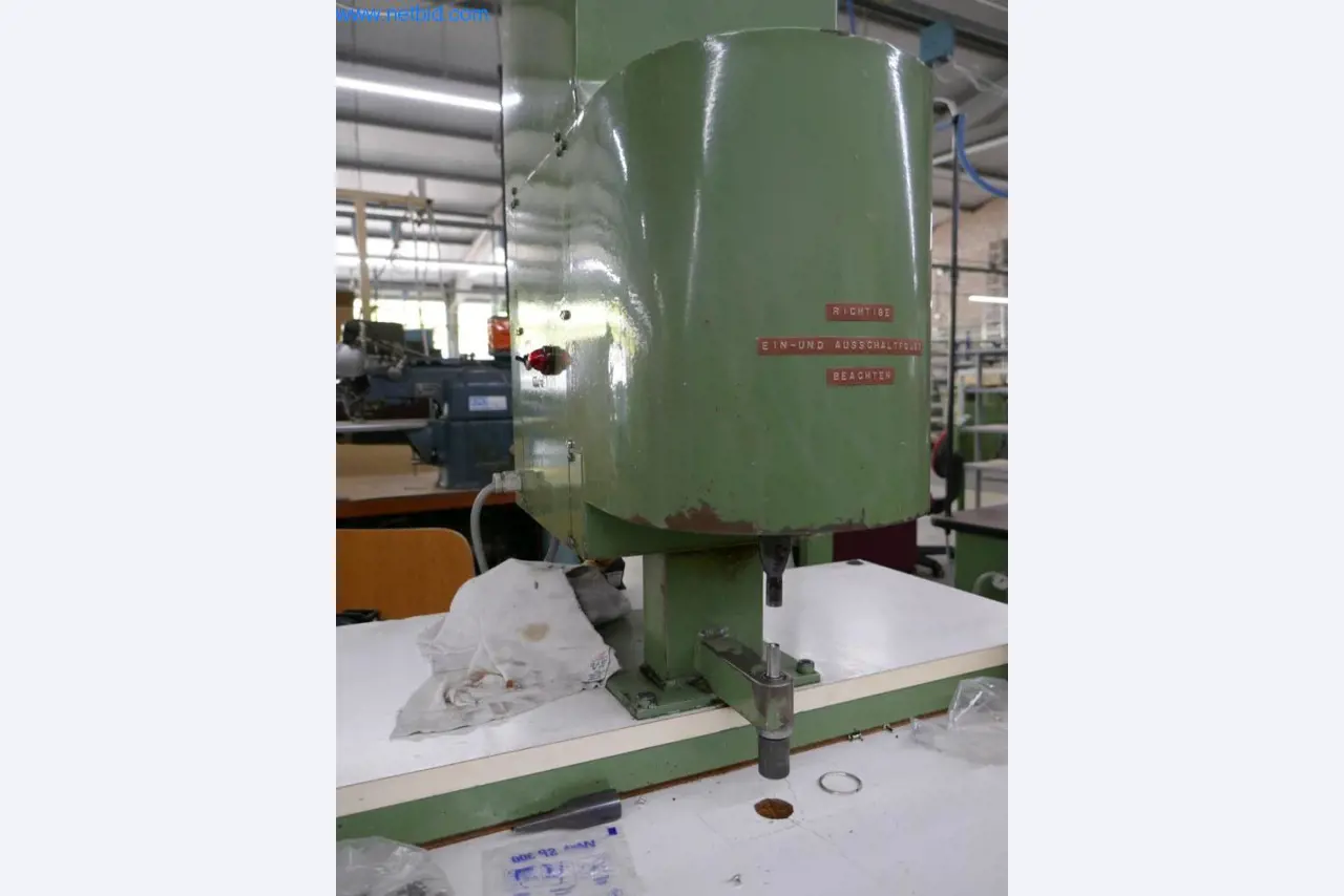 Stroje na zpracování kůže a textilu-2