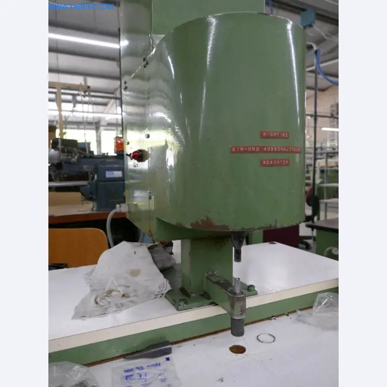 Stroje na zpracování kůže a textilu-2