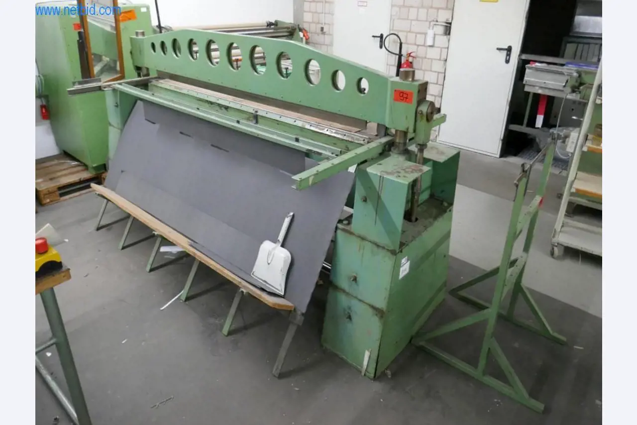 Leder- und Textilbearbeitungsmaschinen-1