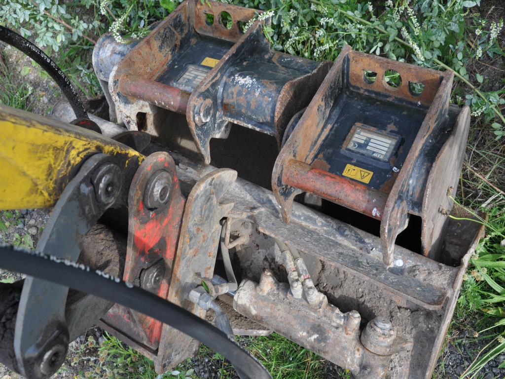 Vehículos de obra y construcción modernos y bien mantenidos y otros equipos mecánicos del sector de la ingeniería civil-2