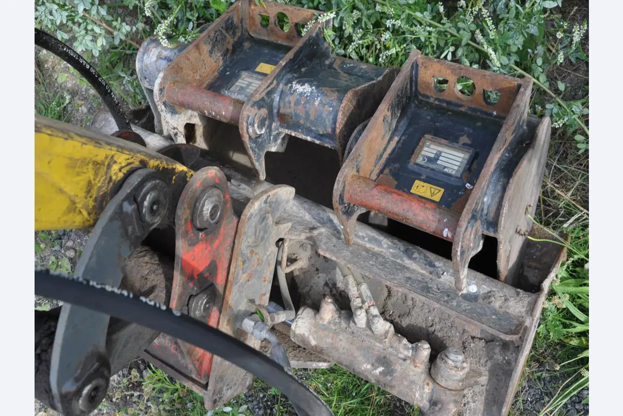 Vehículos de obra y construcción modernos y bien mantenidos y otros equipos mecánicos del sector de la ingeniería civil-2