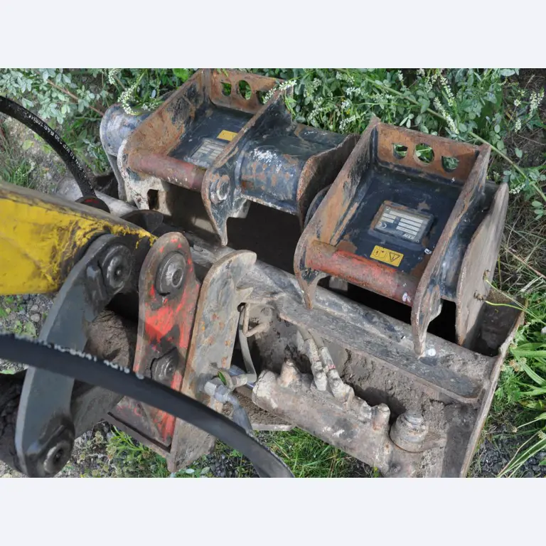 Vehículos de obra y construcción modernos y bien mantenidos y otros equipos mecánicos del sector de la ingeniería civil-2