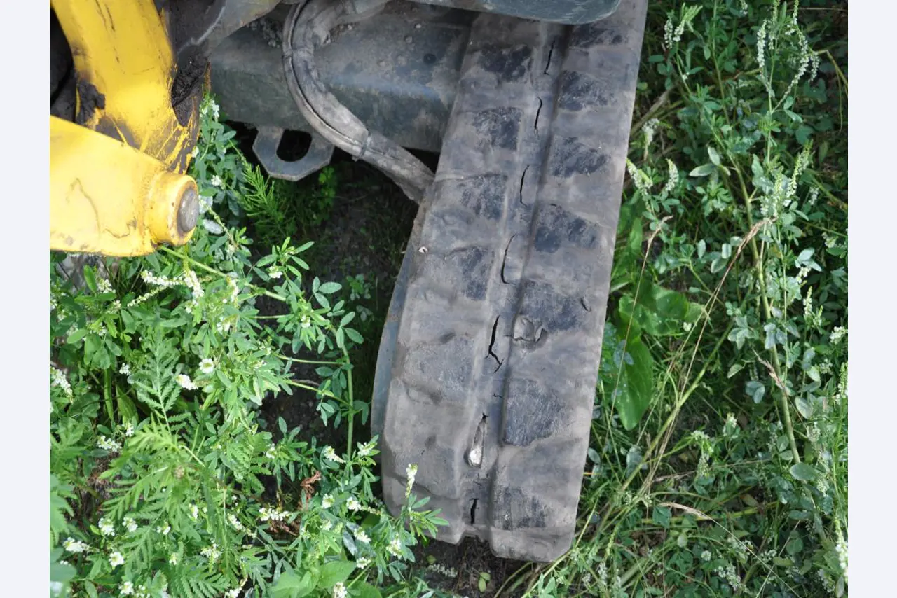 Vehículos de obra y construcción modernos y bien mantenidos y otros equipos mecánicos del sector de la ingeniería civil-3