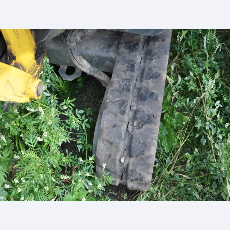 Vehículos de obra y construcción modernos y bien mantenidos y otros equipos mecánicos del sector de la ingeniería civil-3