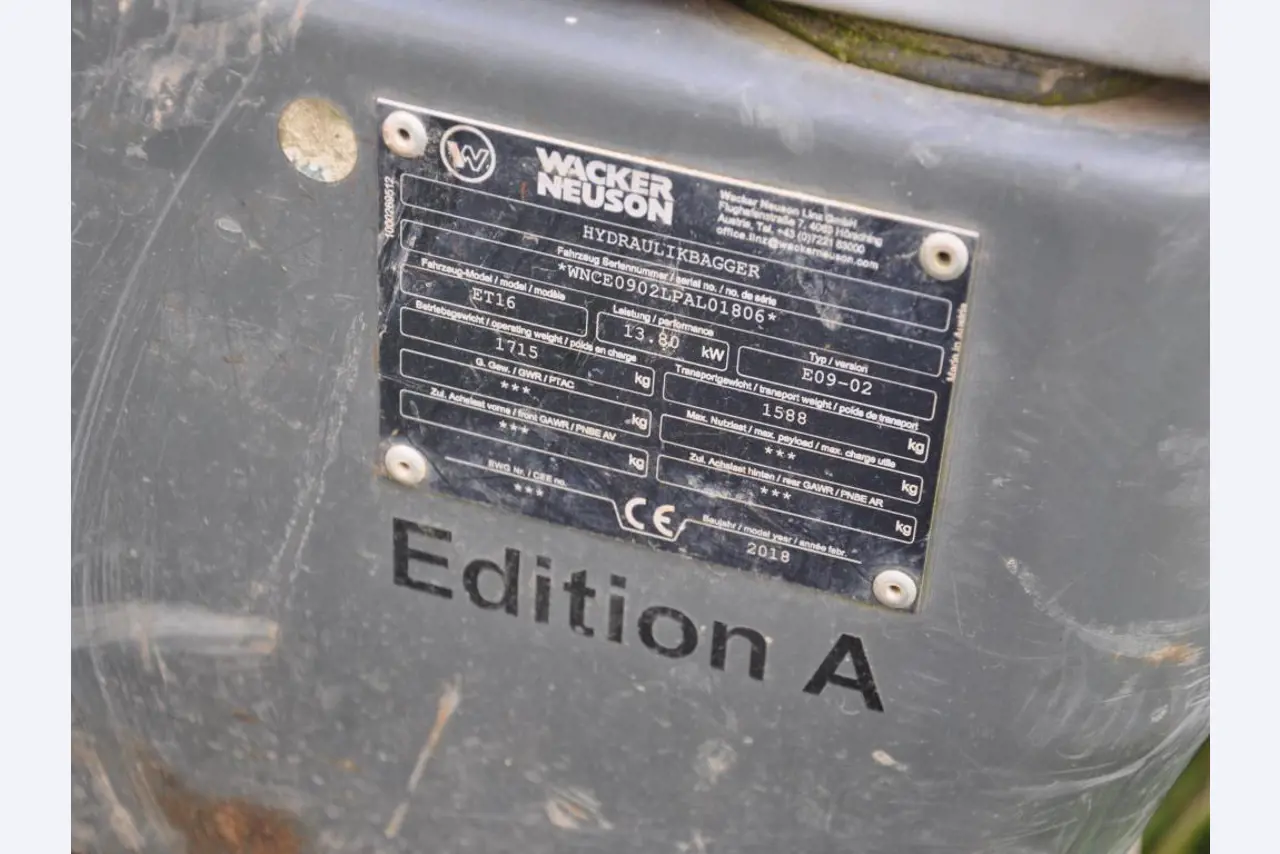 Vehículos de obra y construcción modernos y bien mantenidos y otros equipos mecánicos del sector de la ingeniería civil-4