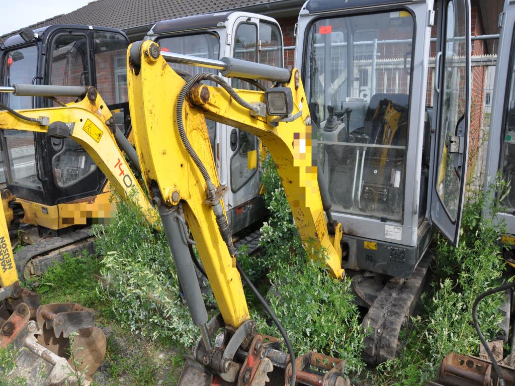 Vehículos de obra y construcción modernos y bien mantenidos y otros equipos mecánicos del sector de la ingeniería civil-1