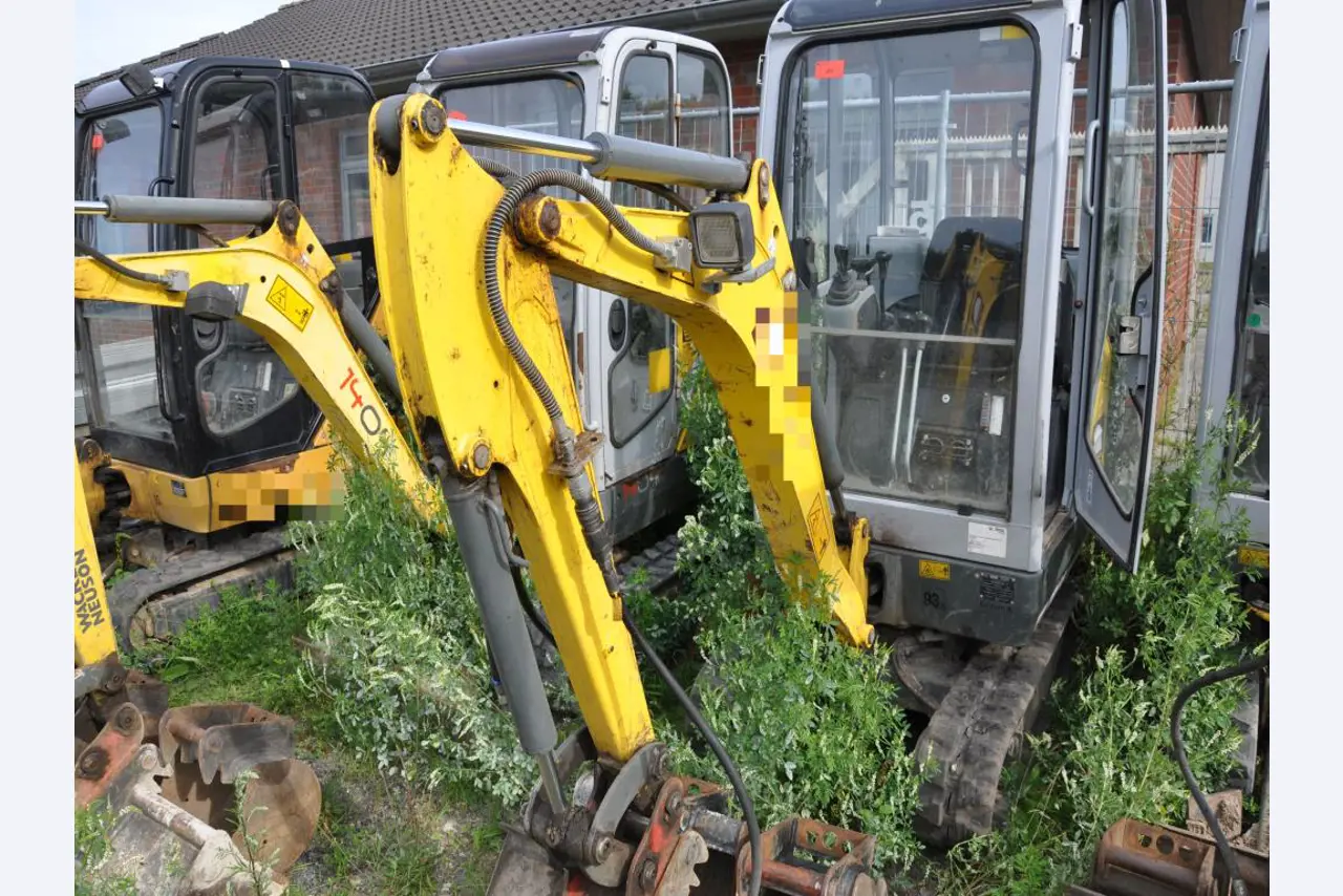 Vehículos de obra y construcción modernos y bien mantenidos y otros equipos mecánicos del sector de la ingeniería civil-1