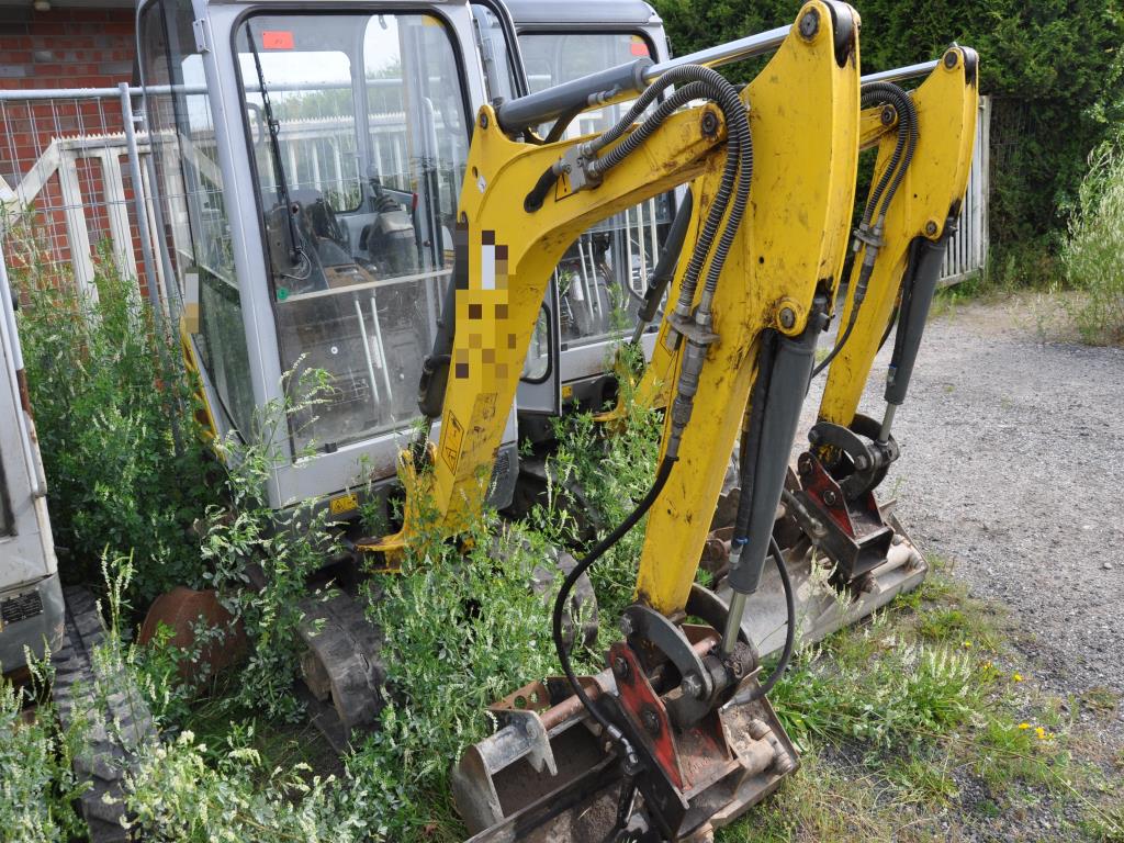 Vehículos de obra y construcción modernos y bien mantenidos y otros equipos mecánicos del sector de la ingeniería civil-6