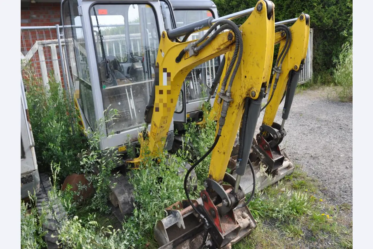 Vehículos de obra y construcción modernos y bien mantenidos y otros equipos mecánicos del sector de la ingeniería civil-6