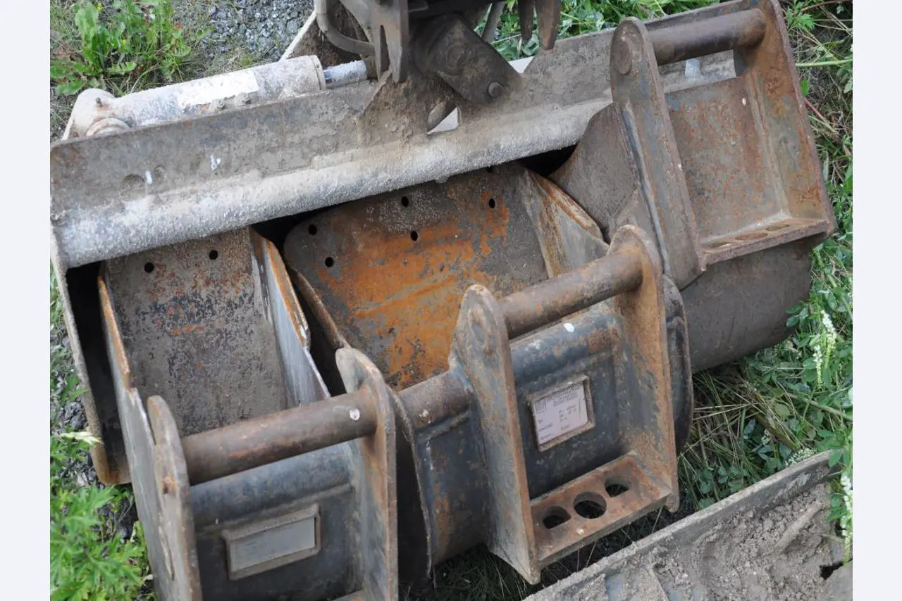 Modern, well-maintained construction and site vehicles as well as other mechanical equipment from the civil engineering sector-2