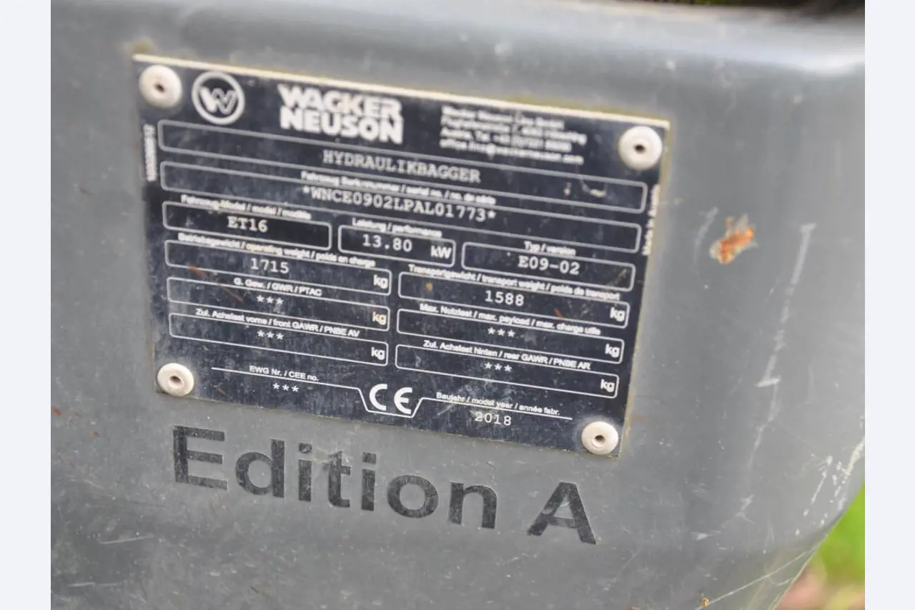 Modern, well-maintained construction and site vehicles as well as other mechanical equipment from the civil engineering sector-3