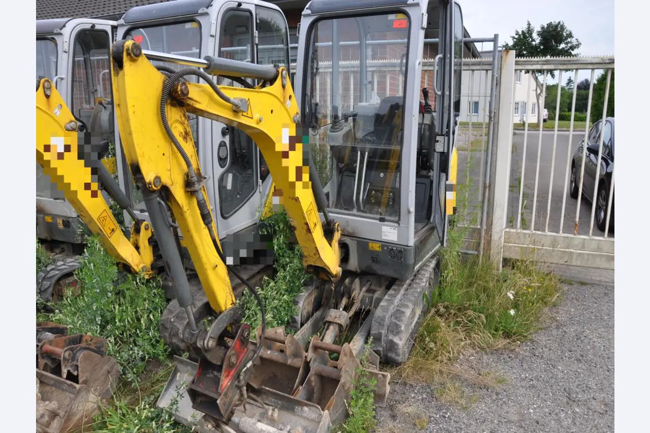 Modern, well-maintained construction and site vehicles as well as other mechanical equipment from the civil engineering sector-5