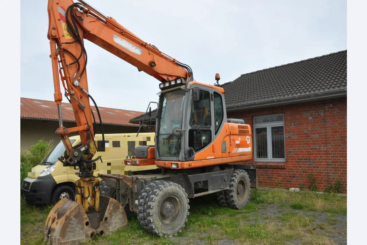 Nowoczesne, dobrze utrzymane pojazdy budowlane i budowlane oraz inny sprzęt mechaniczny z sektora inżynierii lądowej i wodnej.-1