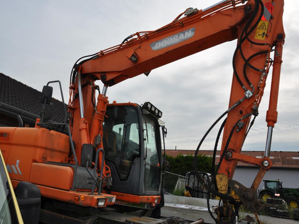 Sodobna, dobro vzdrževana gradbena vozila in vozila za gradbišča ter druga mehanska oprema iz sektorja gradbeništva.-10