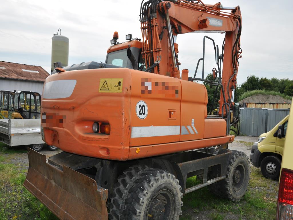 Sodobna, dobro vzdrževana gradbena vozila in vozila za gradbišča ter druga mehanska oprema iz sektorja gradbeništva.-11