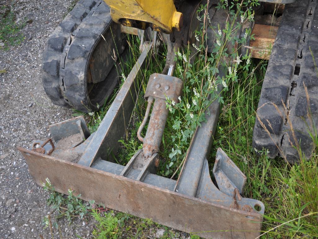 Moderní, dobře udržovaná stavební a staveništní vozidla a další strojní zařízení z oblasti stavebnictví.-2