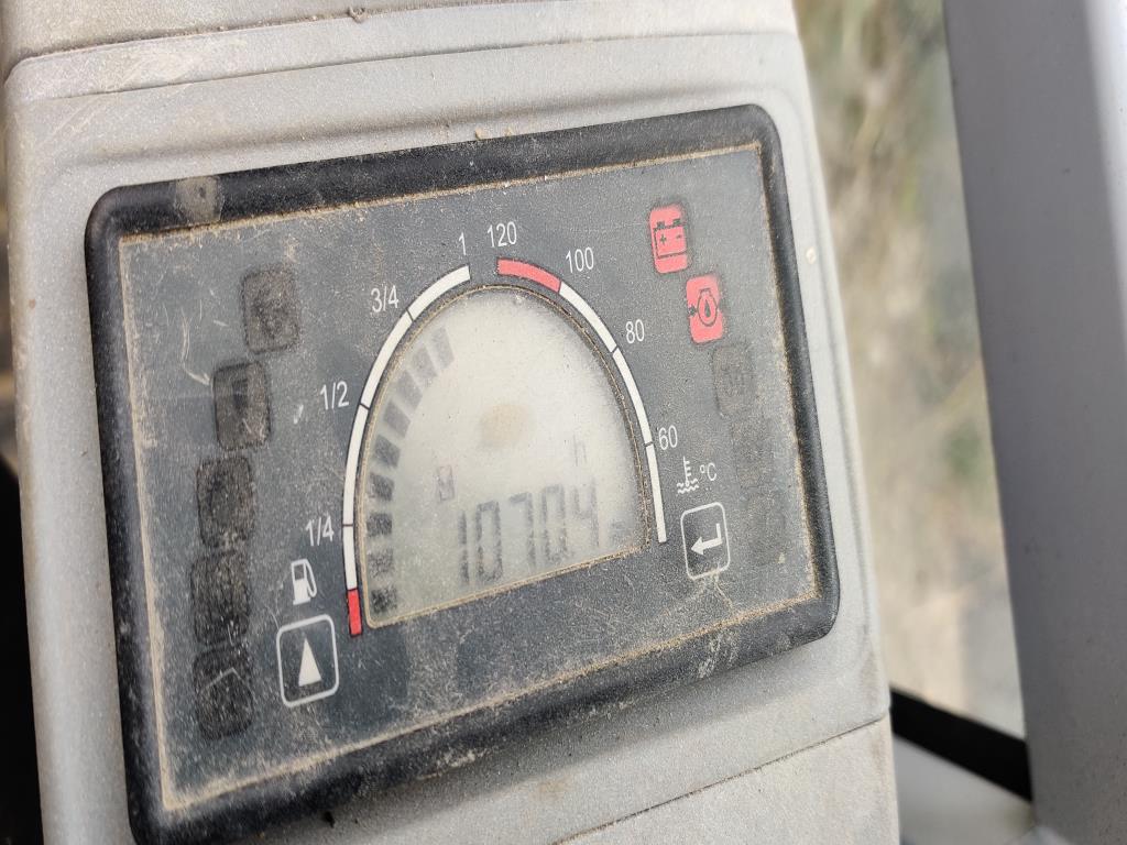 Moderní, dobře udržovaná stavební a staveništní vozidla a další strojní zařízení z oblasti stavebnictví.-5