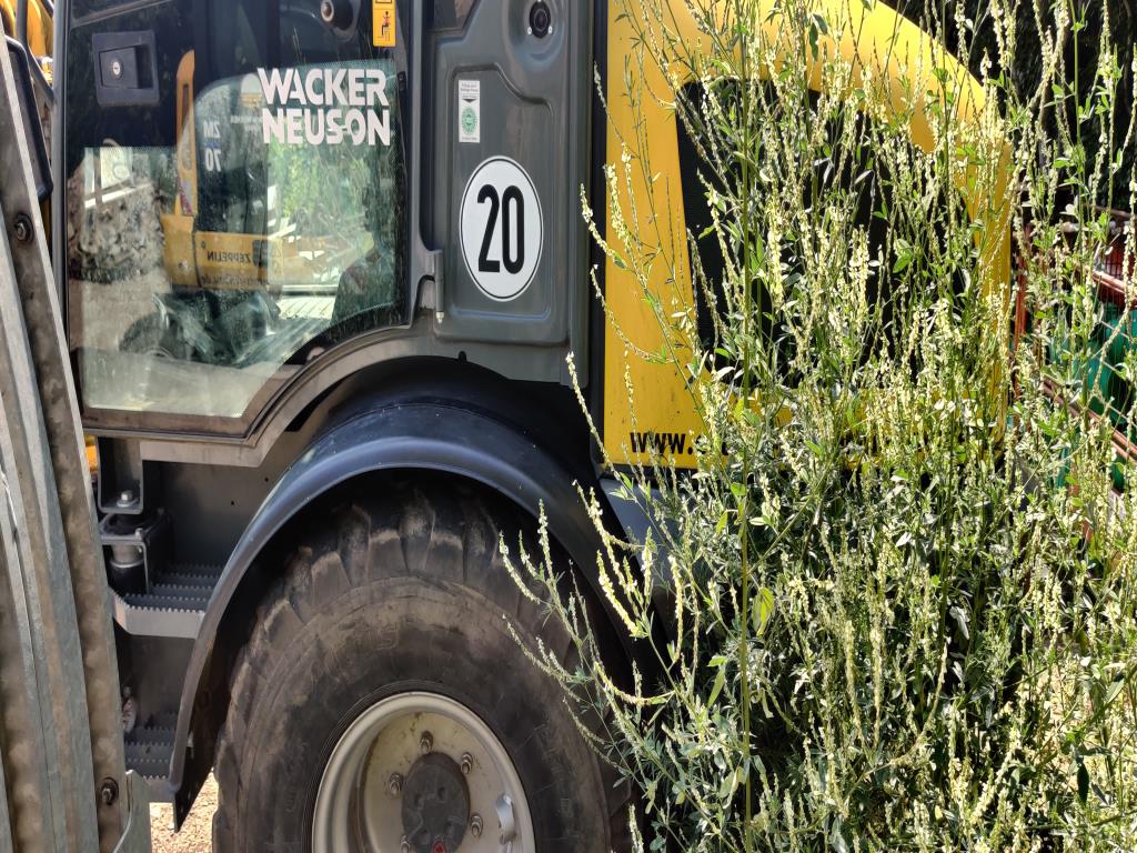 Moderní, dobře udržovaná stavební a staveništní vozidla a další strojní zařízení z oblasti stavebnictví.-6