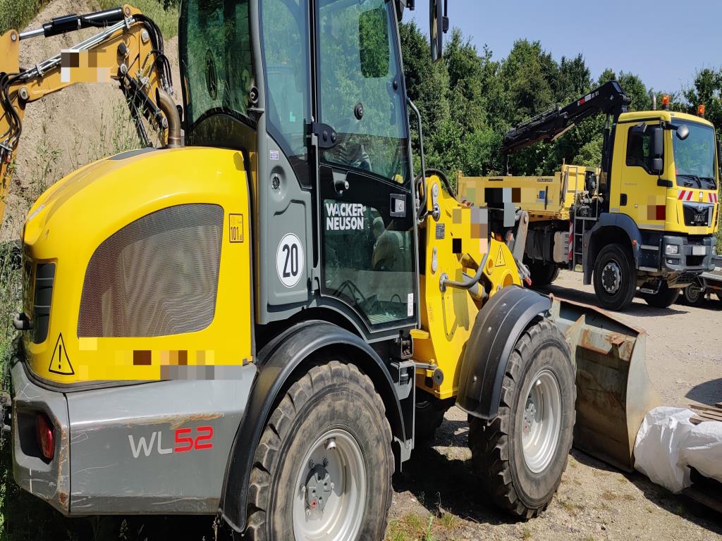 Moderní, dobře udržovaná stavební a staveništní vozidla a další strojní zařízení z oblasti stavebnictví.-1