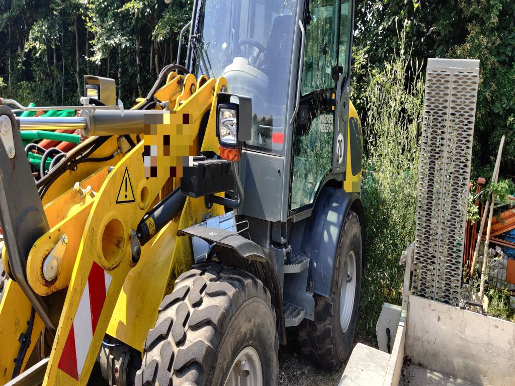 Moderní, dobře udržovaná stavební a staveništní vozidla a další strojní zařízení z oblasti stavebnictví.-9