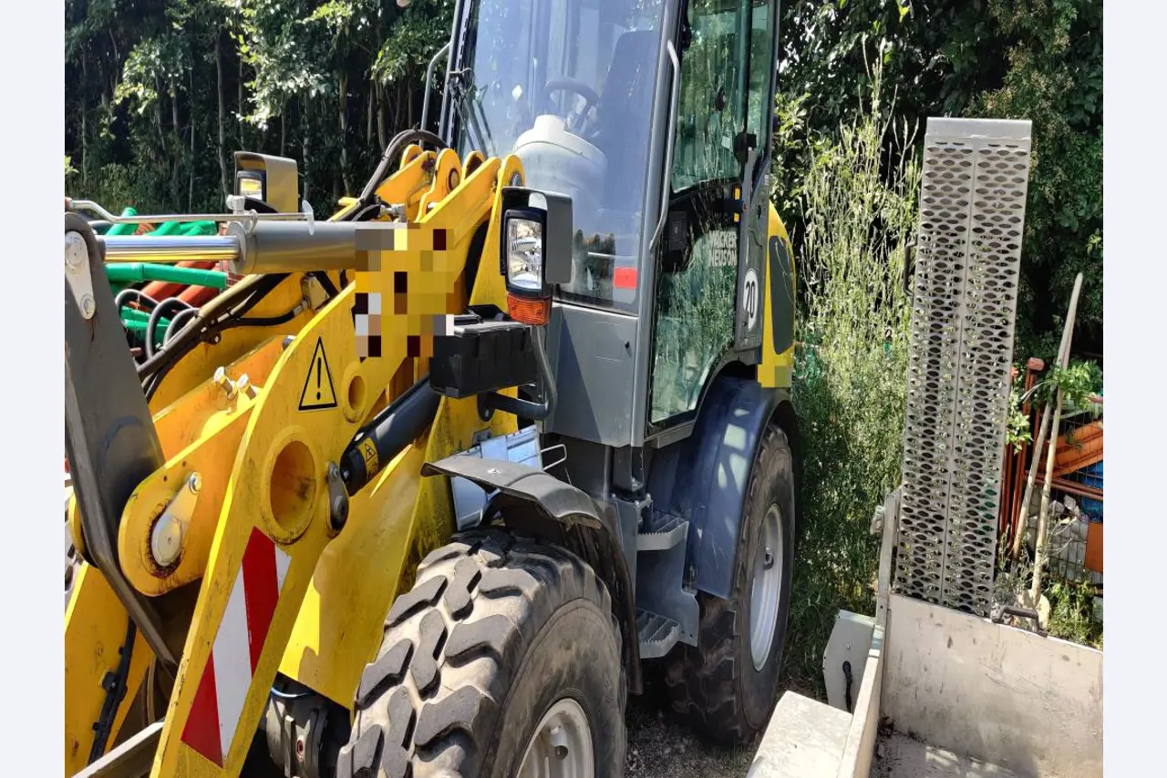 Nowoczesne, dobrze utrzymane pojazdy budowlane i budowlane oraz inny sprzęt mechaniczny z sektora inżynierii lądowej i wodnej.-9