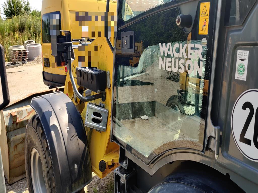 Moderní, dobře udržovaná stavební a staveništní vozidla a další strojní zařízení z oblasti stavebnictví.-10