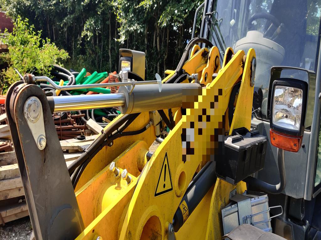 Moderní, dobře udržovaná stavební a staveništní vozidla a další strojní zařízení z oblasti stavebnictví.-11