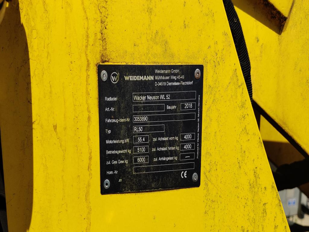 Moderní, dobře udržovaná stavební a staveništní vozidla a další strojní zařízení z oblasti stavebnictví.-2