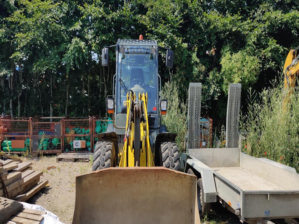 Moderní, dobře udržovaná stavební a staveništní vozidla a další strojní zařízení z oblasti stavebnictví.-3