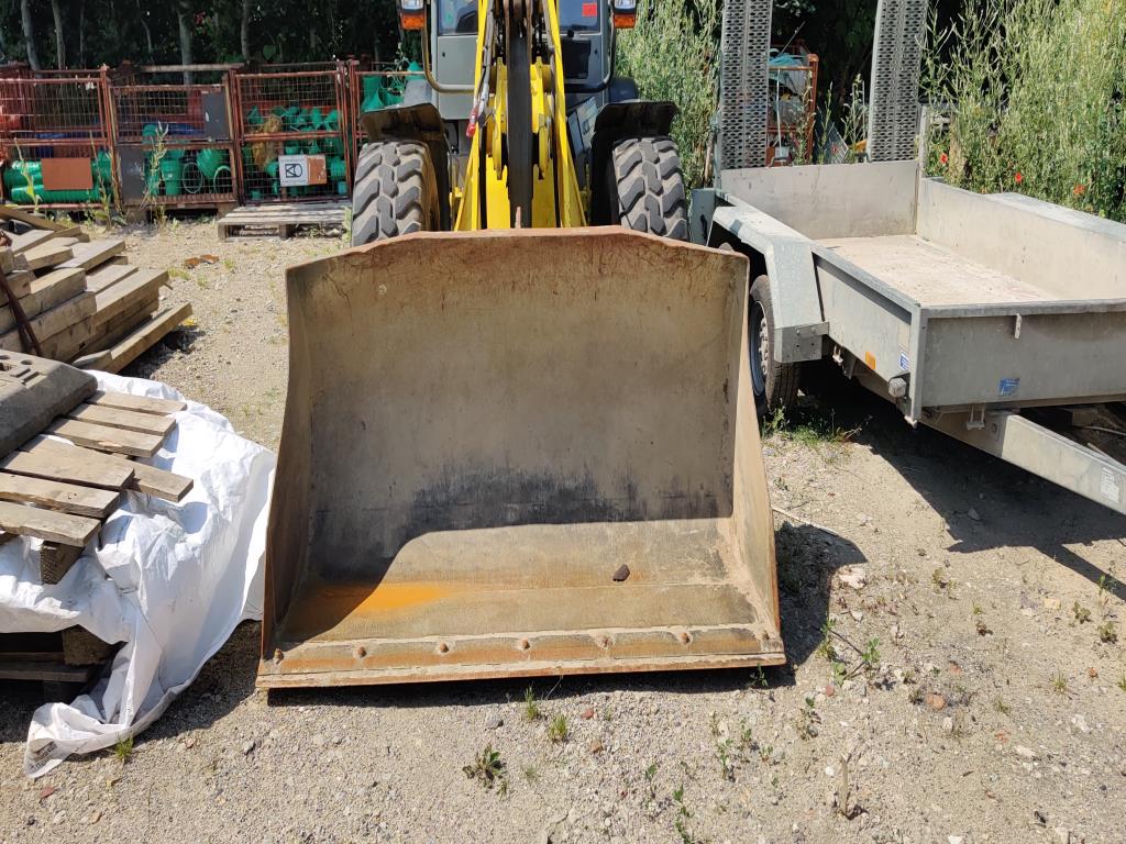 Moderní, dobře udržovaná stavební a staveništní vozidla a další strojní zařízení z oblasti stavebnictví.-4