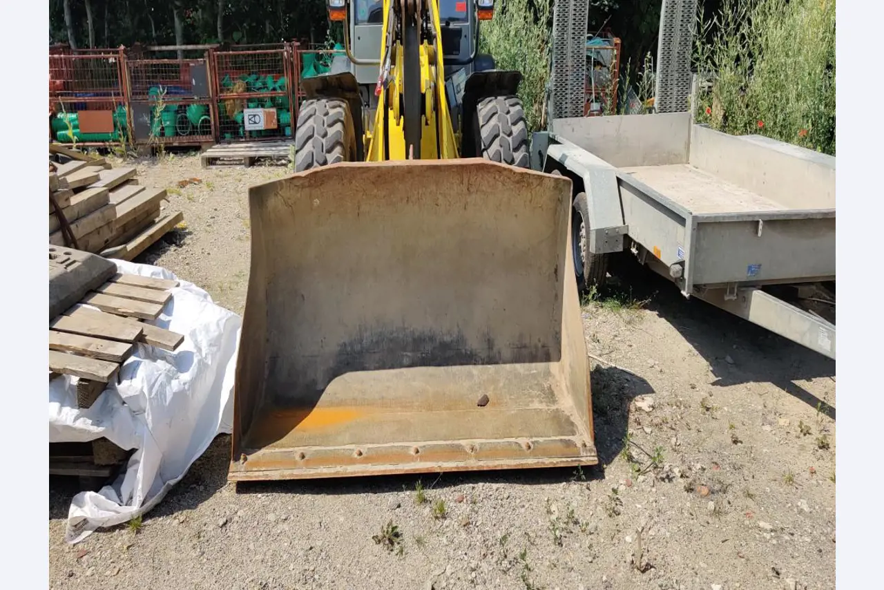 Nowoczesne, dobrze utrzymane pojazdy budowlane i budowlane oraz inny sprzęt mechaniczny z sektora inżynierii lądowej i wodnej.-4