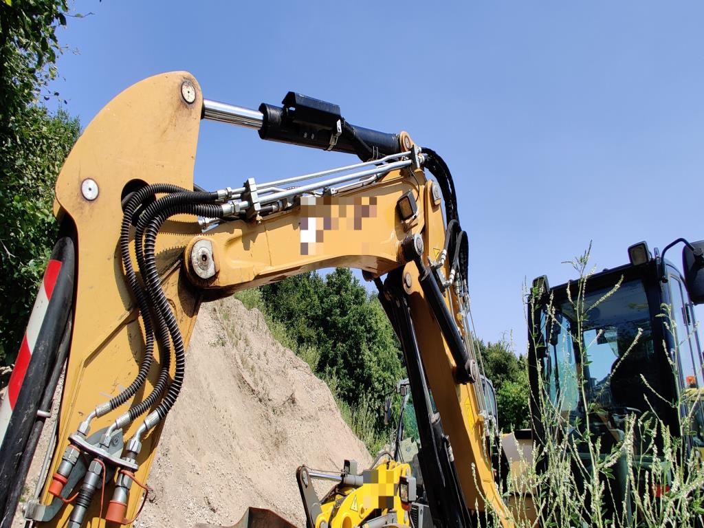 Vehículos de obra y construcción modernos y bien mantenidos y otros equipos mecánicos del sector de la ingeniería civil-6