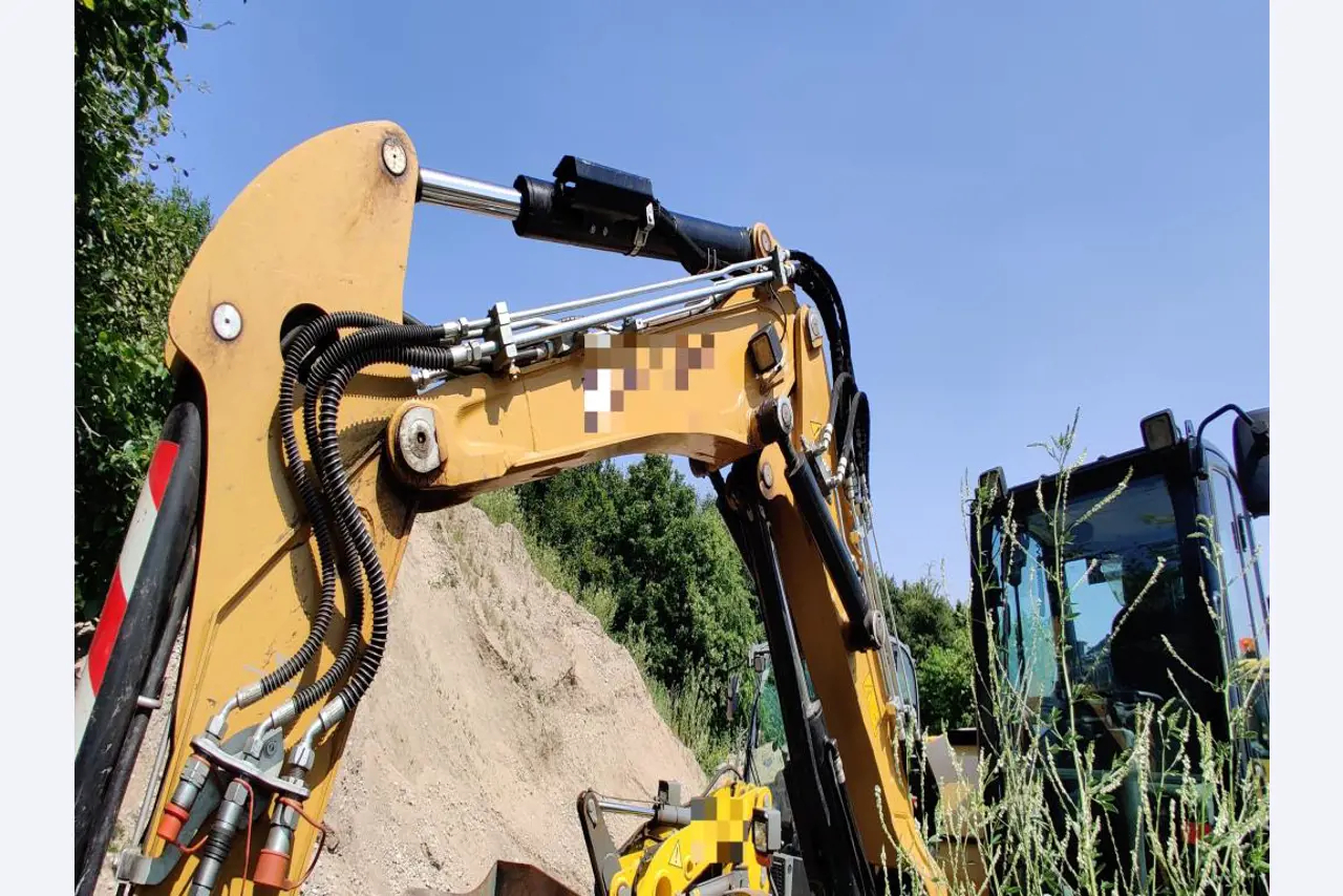 Moderne, goed onderhouden bouwvoertuigen en andere mechanische apparatuur uit de weg- en waterbouwsector-6