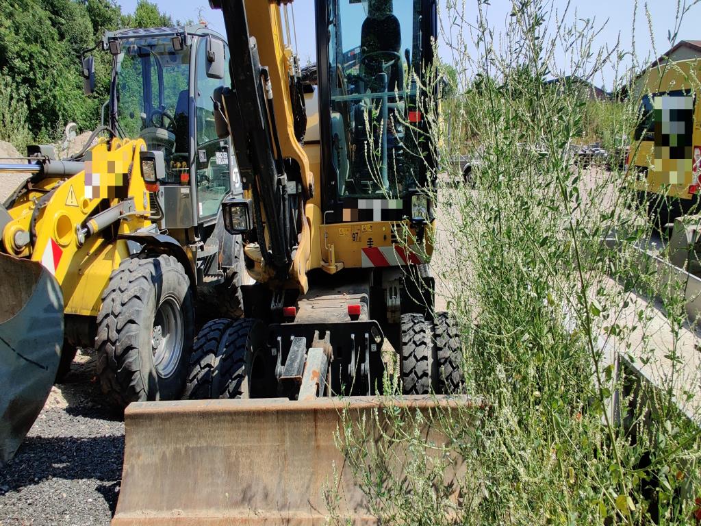 Vehículos de obra y construcción modernos y bien mantenidos y otros equipos mecánicos del sector de la ingeniería civil-7