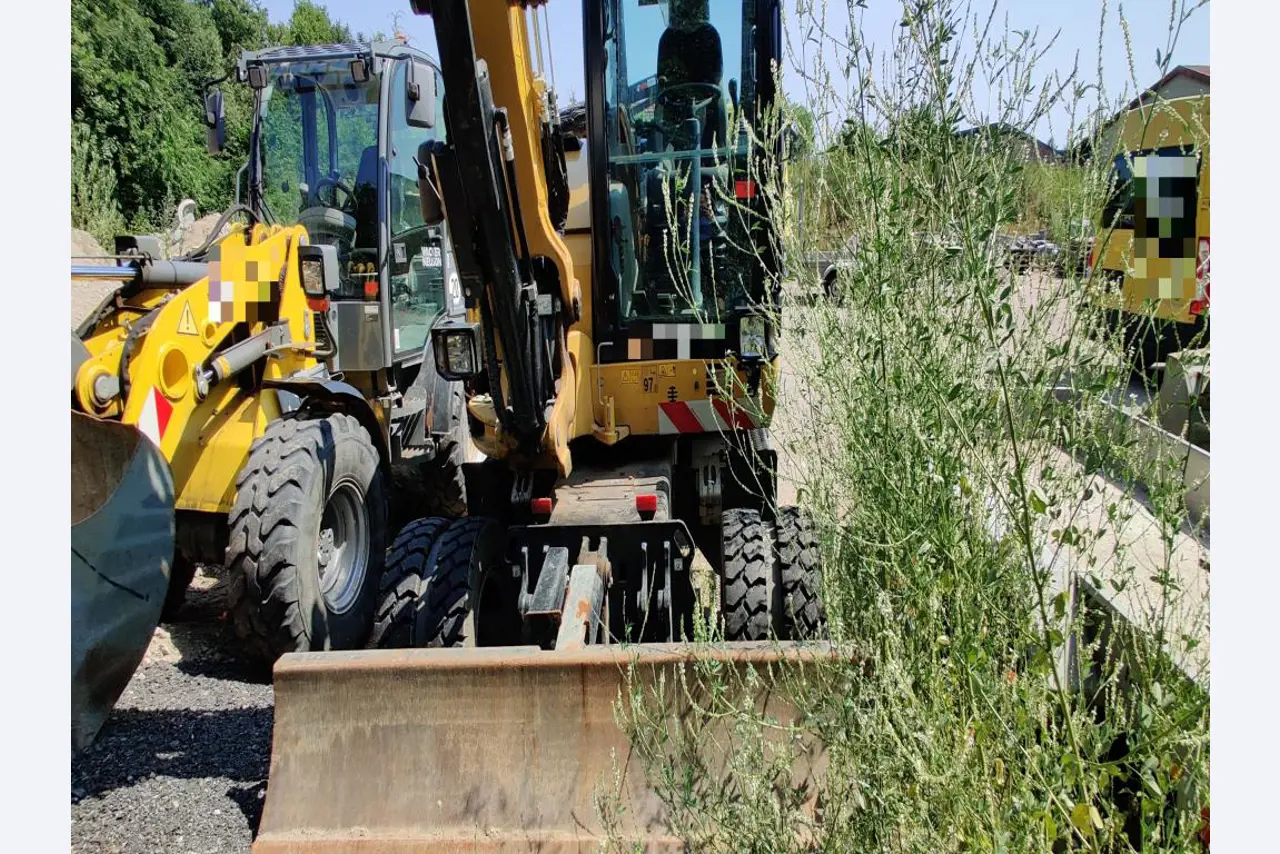 Moderne, goed onderhouden bouwvoertuigen en andere mechanische apparatuur uit de weg- en waterbouwsector-7